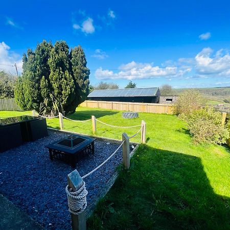 1 Bedroom Holiday Let In The Heart Of West Wales คาร์มาเทน ภายนอก รูปภาพ