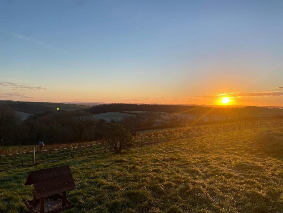 1 Bedroom Holiday Let In The Heart Of West Wales คาร์มาเทน ภายนอก รูปภาพ