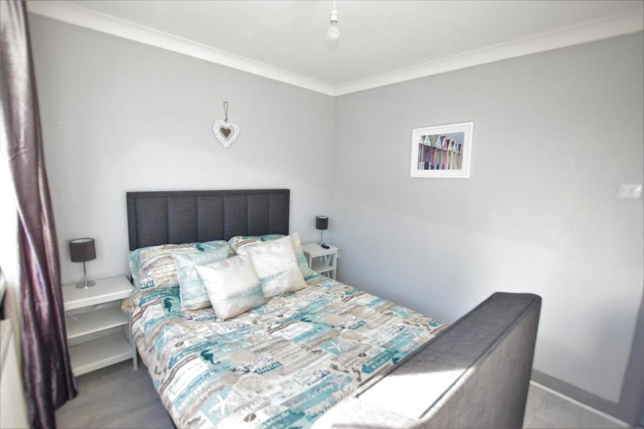 1 Bedroom Holiday Let In The Heart Of West Wales คาร์มาเทน ภายนอก รูปภาพ