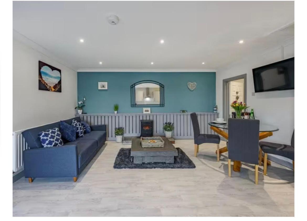 1 Bedroom Holiday Let In The Heart Of West Wales คาร์มาเทน ภายนอก รูปภาพ