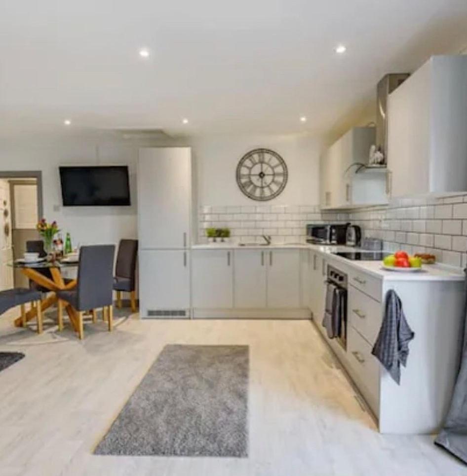 1 Bedroom Holiday Let In The Heart Of West Wales คาร์มาเทน ภายนอก รูปภาพ