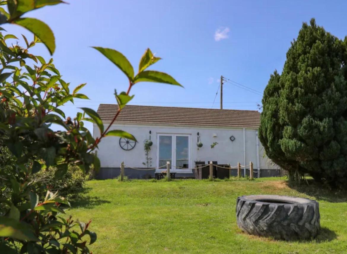 1 Bedroom Holiday Let In The Heart Of West Wales คาร์มาเทน ภายนอก รูปภาพ