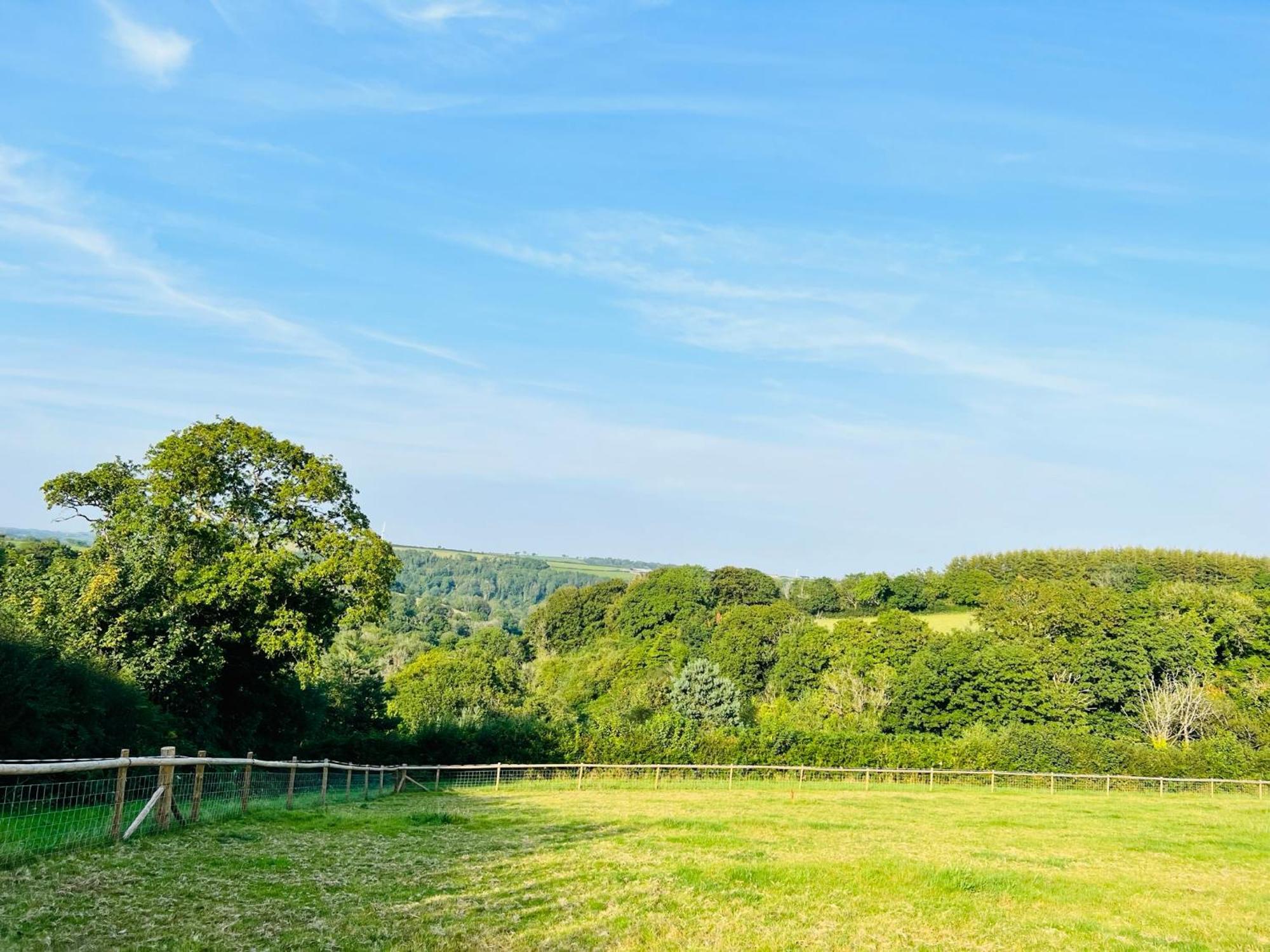 1 Bedroom Holiday Let In The Heart Of West Wales คาร์มาเทน ภายนอก รูปภาพ