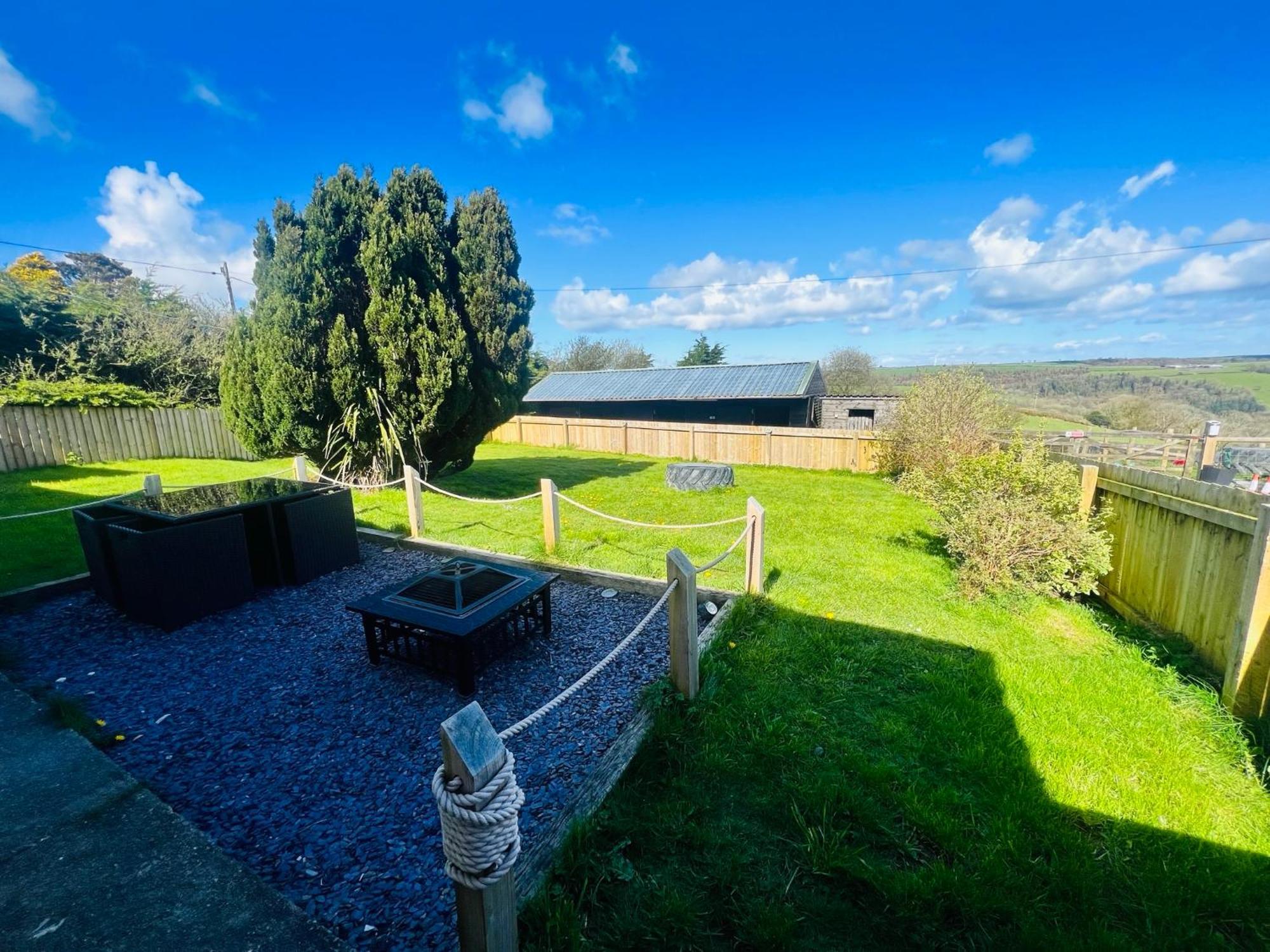 1 Bedroom Holiday Let In The Heart Of West Wales คาร์มาเทน ภายนอก รูปภาพ